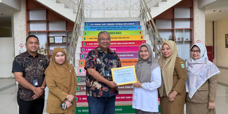 Jasa Raharja Kepri Serahkan Penghargaan Kualitas Layanan Rumah Sakit kepada Direktur RSUD Embung Fatimah