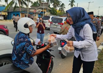 Jasa Raharja dan Ditlantas Polda Kepri Bagi Takjil dan Helm, Edukasi Keselamatan di Simpang Summerland