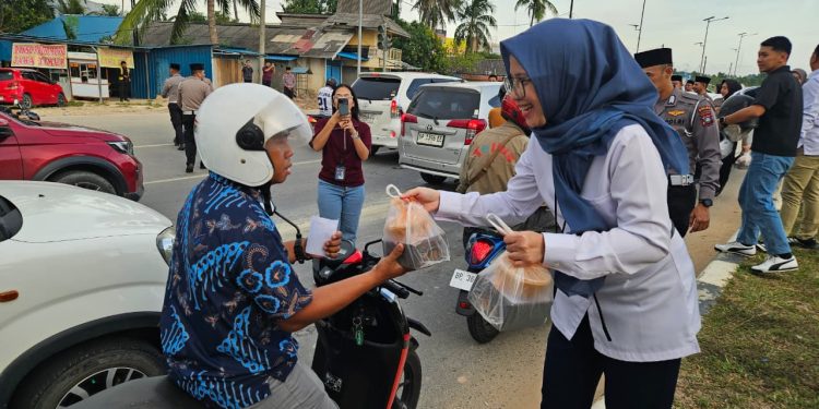Jasa Raharja dan Ditlantas Polda Kepri Bagi Takjil dan Helm, Edukasi Keselamatan di Simpang Summerland