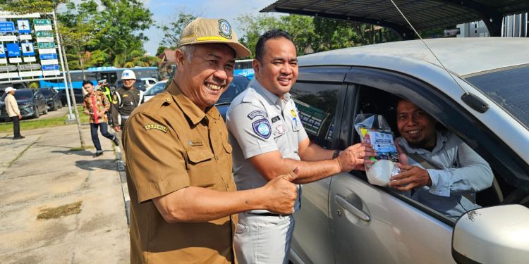 Lengkap SIM, STNK, dan Lunas Pajak: Pengendara Teladan Mendapat Apresiasi Paket Sembako dari Jasa Raharja Kepri dan Tim Pembina Samsat Provinsi Kepri