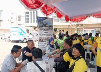 Ditlantas Polda Menyapa Bersama Jasa Raharja Kepri, Komunitas Driver Gojek dan Maxim Batam Terima Pemeriksaan Kesehatan Gratis dan Bansos