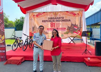 Taat Pajak Bawa Berkah, Jasa Raharja Kepri dan Bapenda Kepri Serahkan Hadiah Undian Emas di Momentum HUT RI ke-81