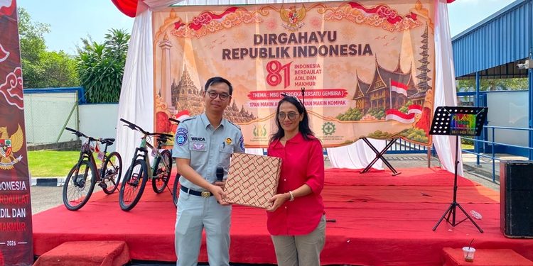 Taat Pajak Bawa Berkah, Jasa Raharja Kepri dan Bapenda Kepri Serahkan Hadiah Undian Emas di Momentum HUT RI ke-81