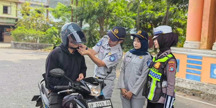 Hari Pelanggan Nasional 2026, Jasa Raharja Tanjungpinang Turun ke Jalan Bagikan Helm dan Edukasi Keselamatan