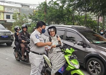 Kabut Asap Semakin Tebal, PT Jasa Raharja Tanjungpinang Bagikan Masker Gratis di Traffic Light Bintan Center