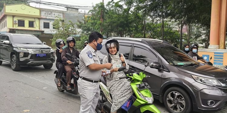 Kabut Asap Semakin Tebal, PT Jasa Raharja Tanjungpinang Bagikan Masker Gratis di Traffic Light Bintan Center